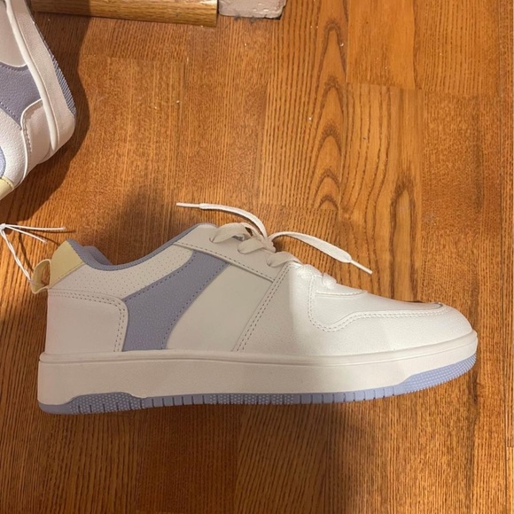 Beand New Snesker For Women In Size 8 - Picture 2 of 4